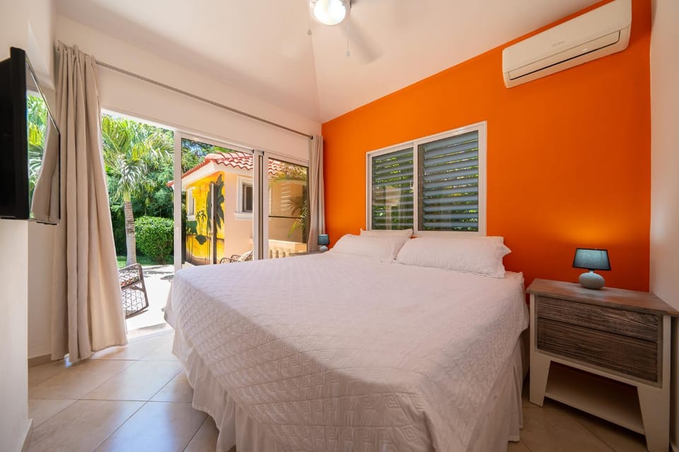 Bed, TV and multimedia, Bedroom