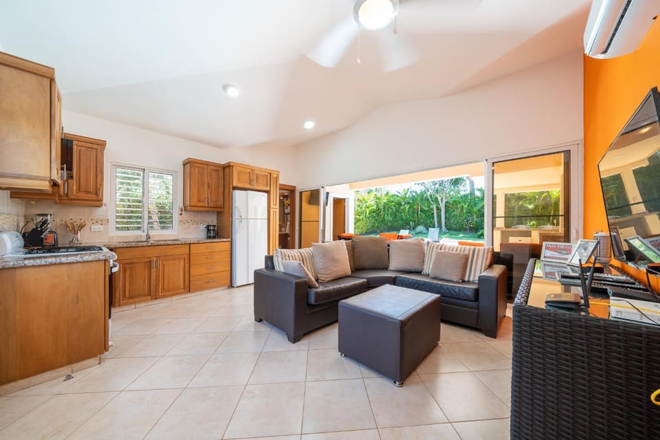 Kitchen or kitchenette, Living room, Seating area