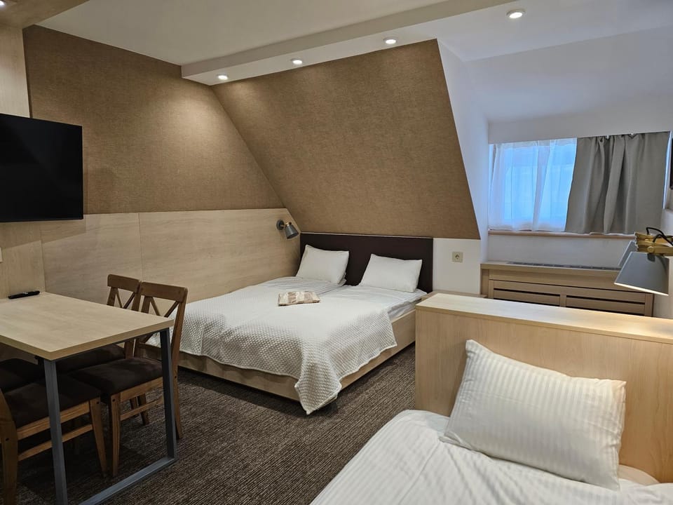 Bed, TV and multimedia, Living room, Seating area, Bedroom