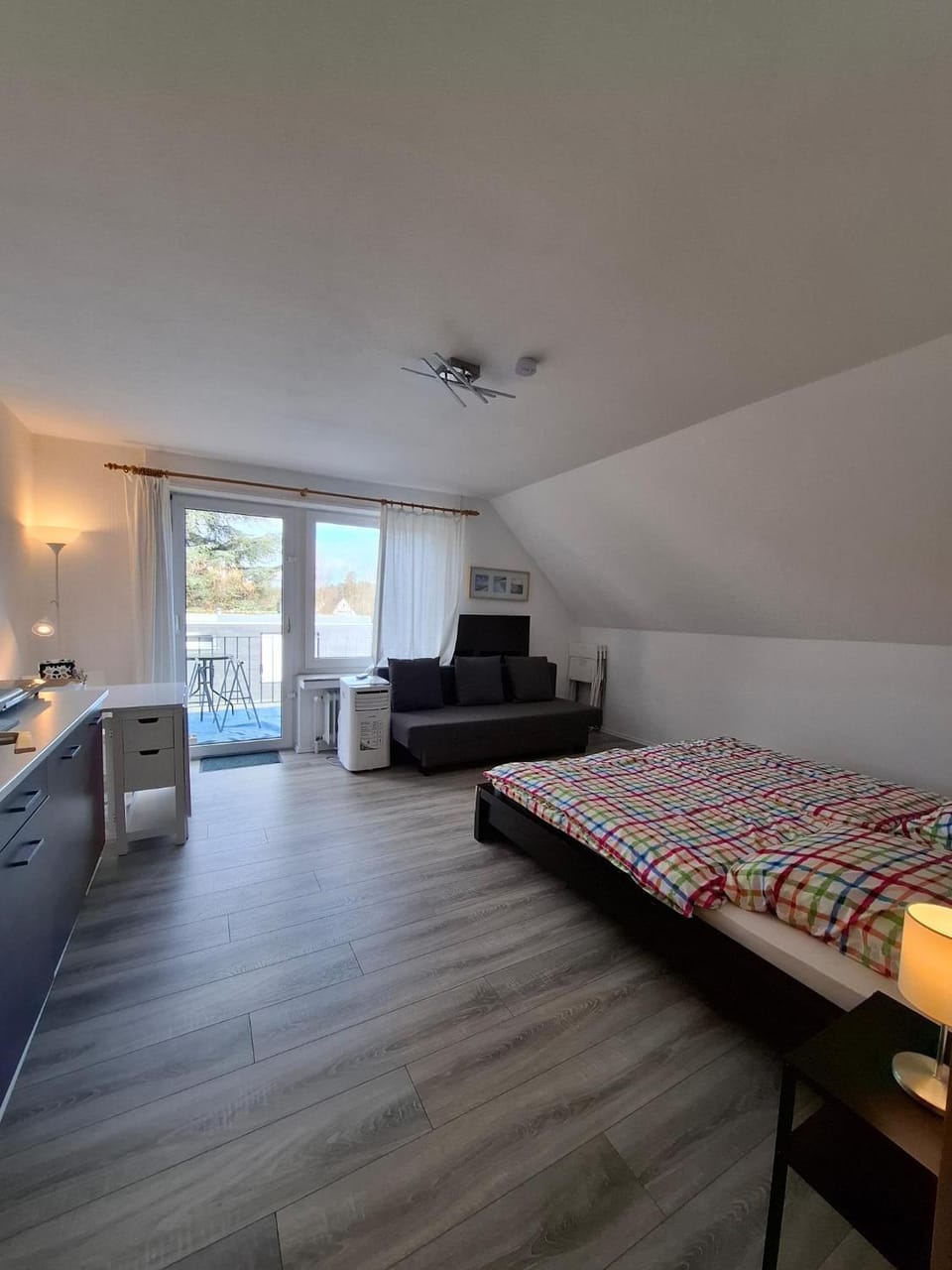 Bed, TV and multimedia, Photo of the whole room, Bedroom