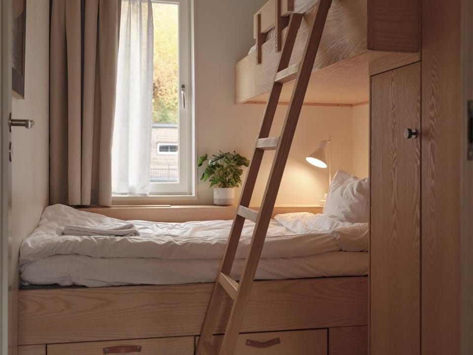 Bedroom, bunk bed
