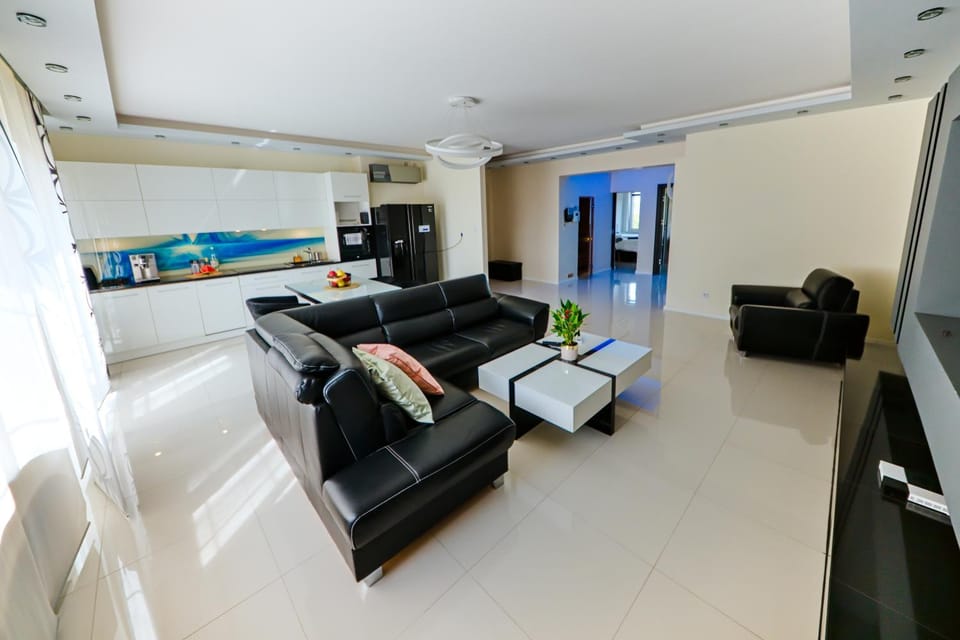 TV and multimedia, Kitchen or kitchenette, Living room, Seating area