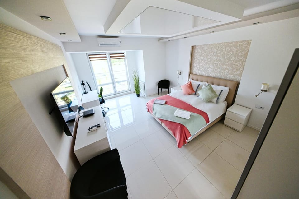 Bed, TV and multimedia, Photo of the whole room, Bedroom, wardrobe