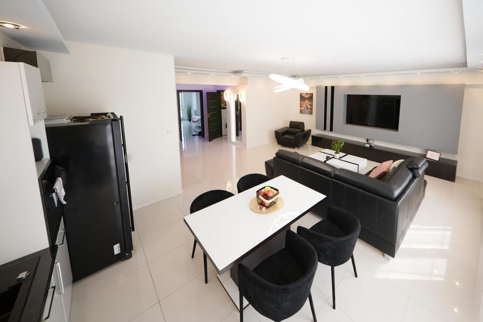 Communal lounge/ TV room, TV and multimedia, Kitchen or kitchenette, Living room, Seating area, Dining area, Evening entertainment, oven