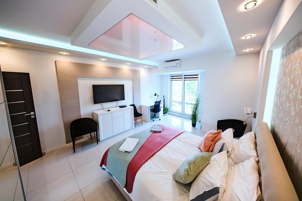 Bed, TV and multimedia, Photo of the whole room, Bedroom