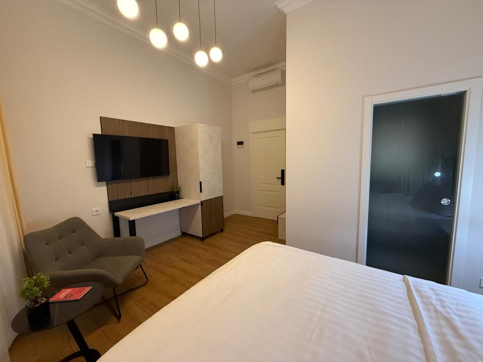 Bed, TV and multimedia, Photo of the whole room, Seating area, Bedroom