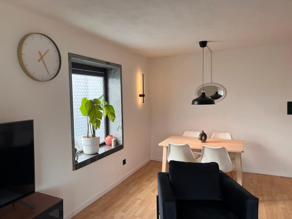 TV and multimedia, Living room, Seating area, Dining area