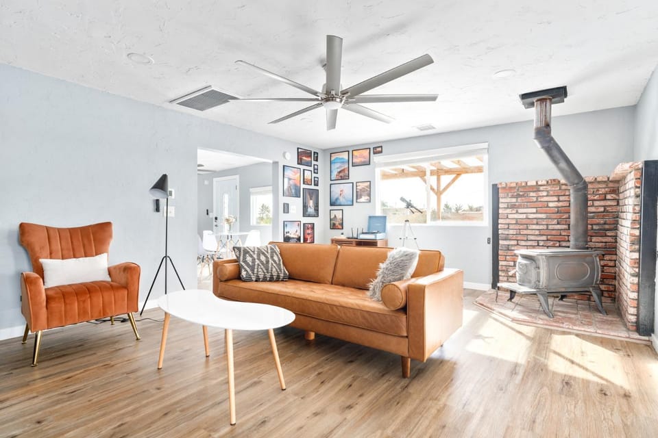 TV and multimedia, Living room, Seating area, fireplace, furniture, furniture, internet, air conditioner, air conditioner