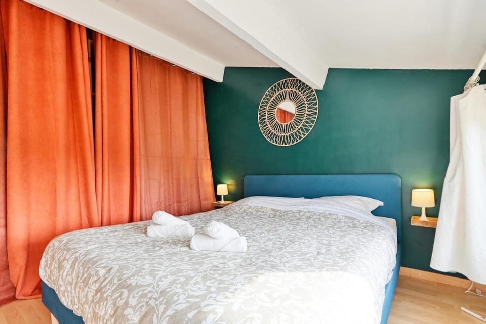 Bed, Photo of the whole room, Bedroom, towels