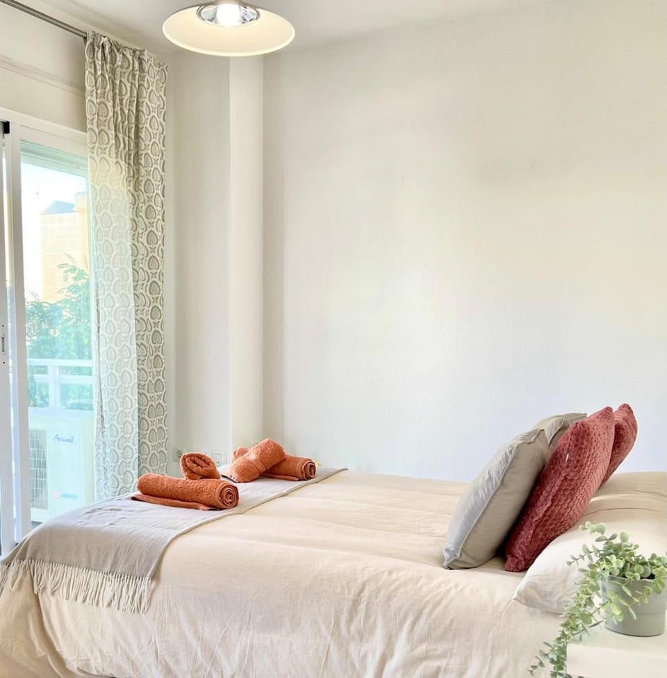 Balcony/Terrace, Balcony/Terrace, Photo of the whole room, Bedroom, air conditioner, air conditioner