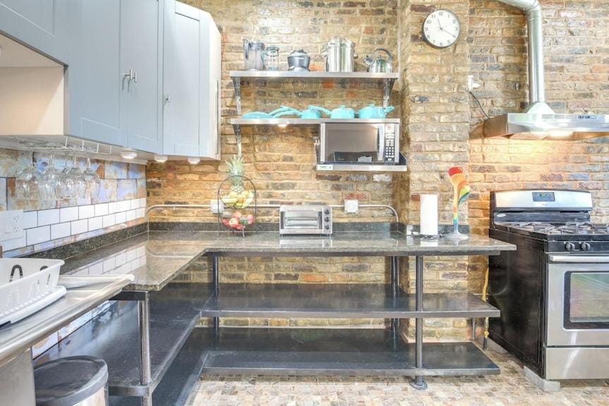 Kitchen or kitchenette, oven, toaster