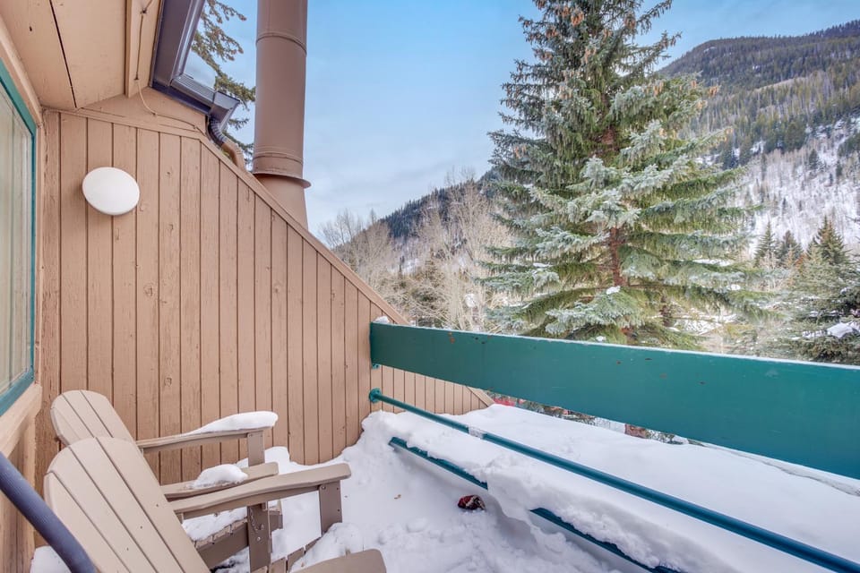 Mountain-View Studio: Top Floor, Private Deck Apartment in Vail