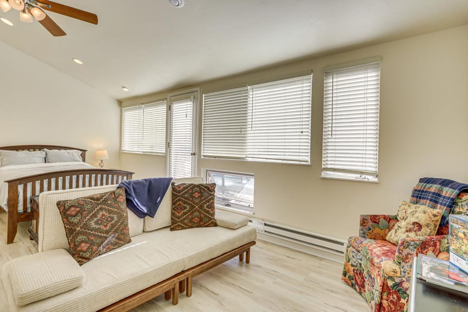 Mountain-View Studio: Top Floor, Private Deck Apartment in Vail