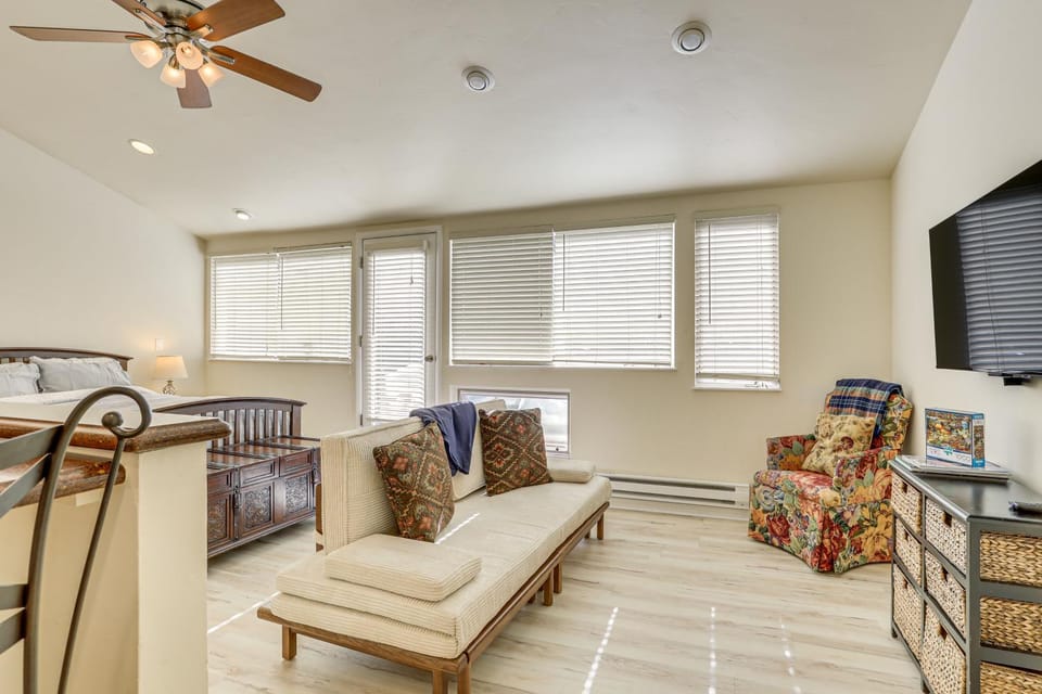 Mountain-View Studio: Top Floor, Private Deck Apartment in Vail