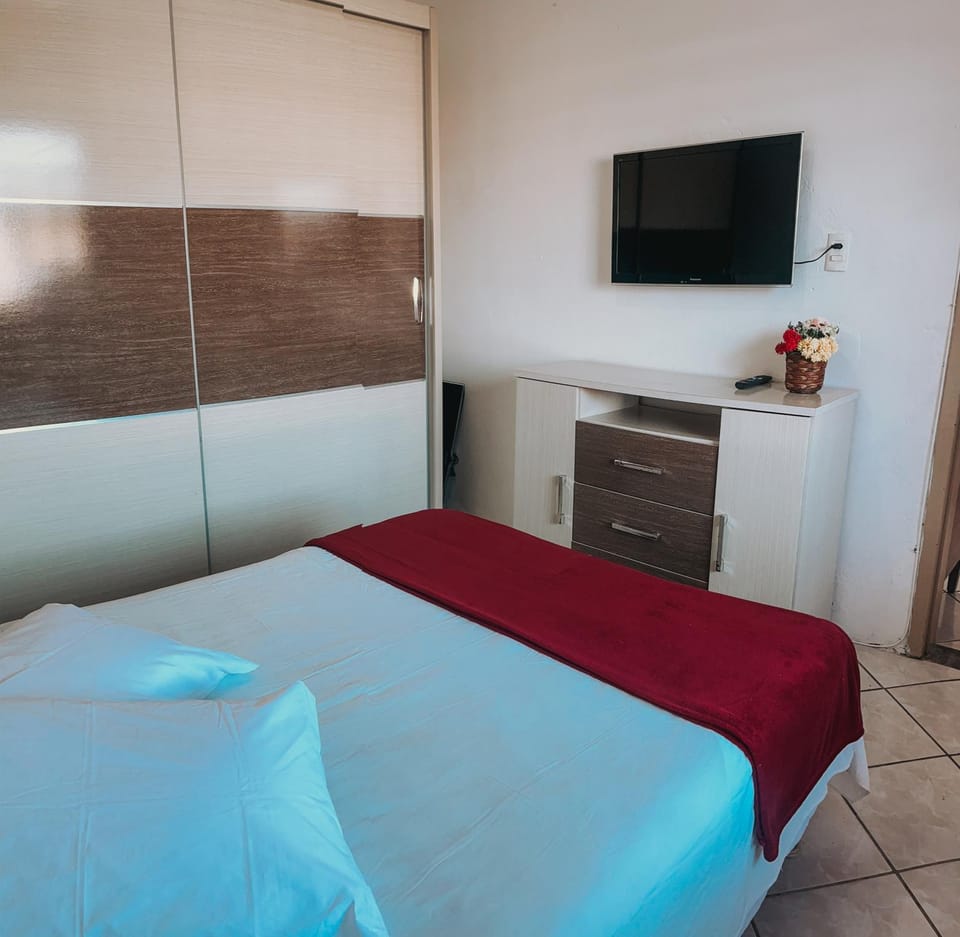 Bed, TV and multimedia, Photo of the whole room, Bedroom