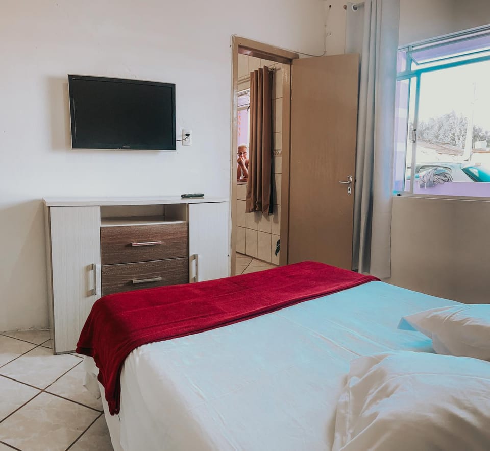 Bed, TV and multimedia, Kitchen or kitchenette, Photo of the whole room, Bedroom, wardrobe