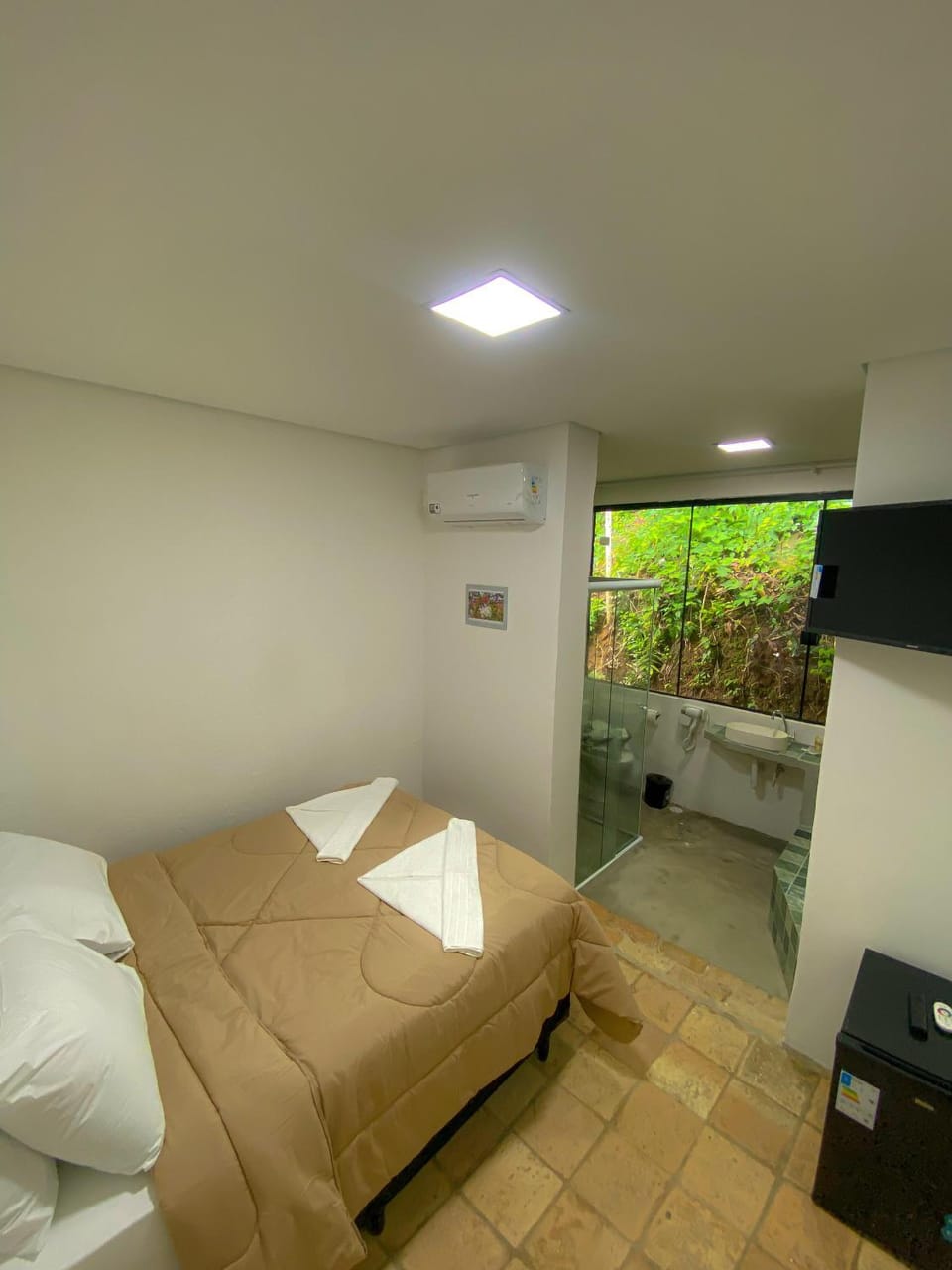 Bed, Bathroom, TV and multimedia, Photo of the whole room, Bedroom, Bath, towels, air conditioner