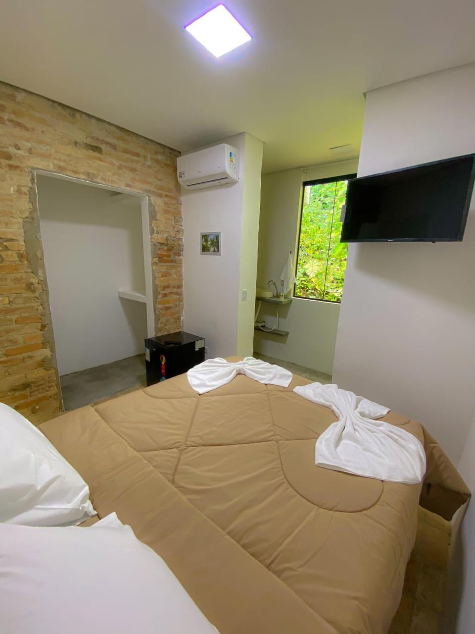 Bed, TV and multimedia, Photo of the whole room, Bedroom, towels, wardrobe, air conditioner