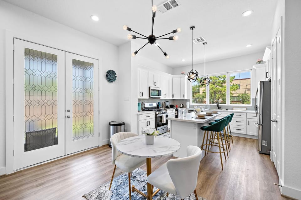 Kitchen or kitchenette, Dining area