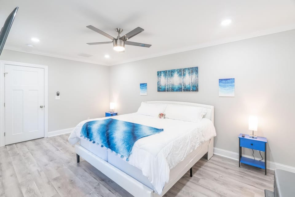 Photo of the whole room, Bedroom