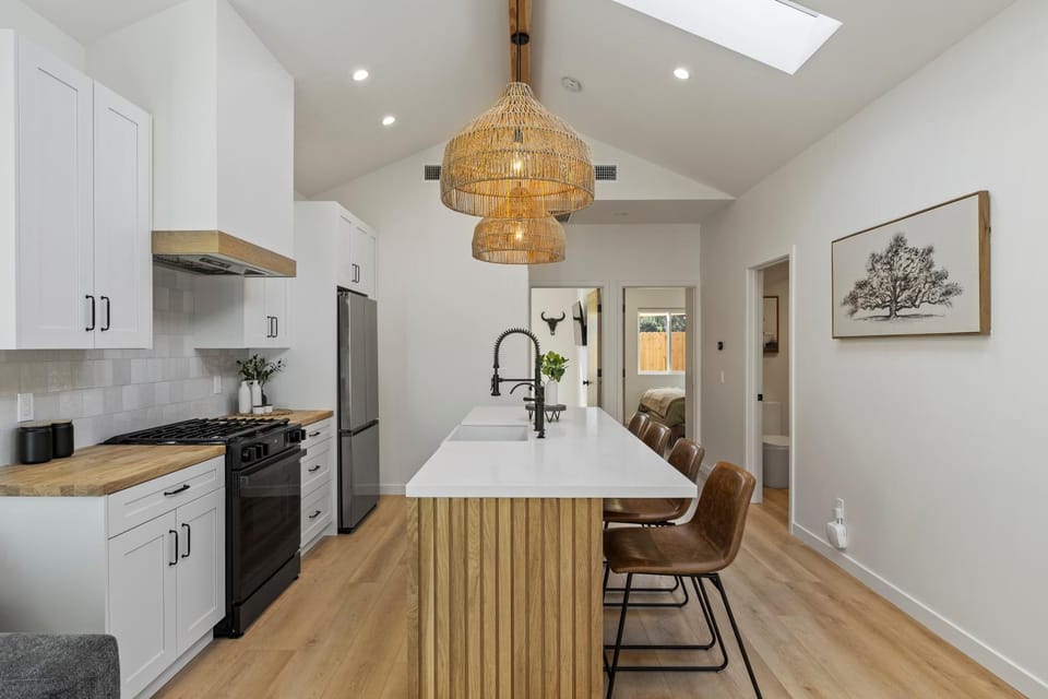 Kitchen or kitchenette, Dining area, dishwasher, oven, stove