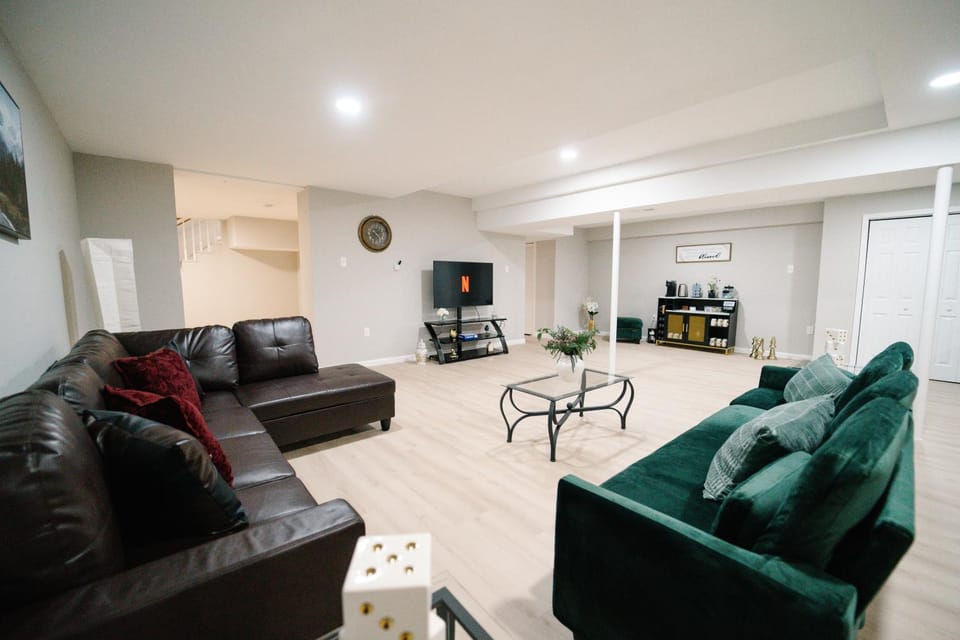 Communal lounge/ TV room, TV and multimedia, Living room, Seating area, Evening entertainment