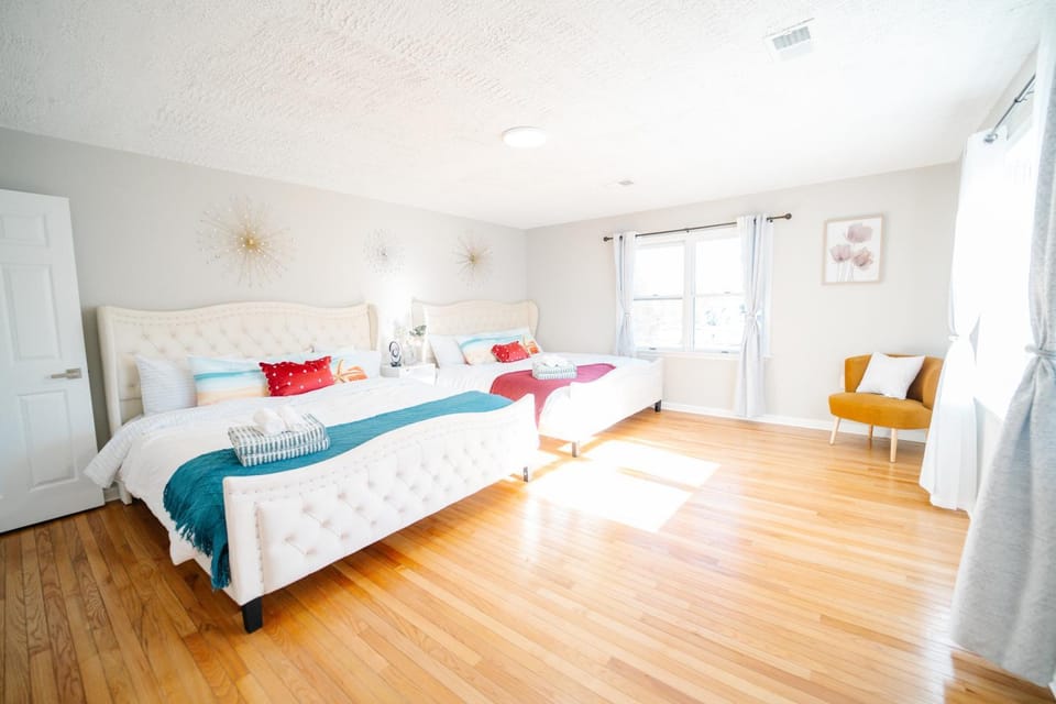 Photo of the whole room, Bedroom