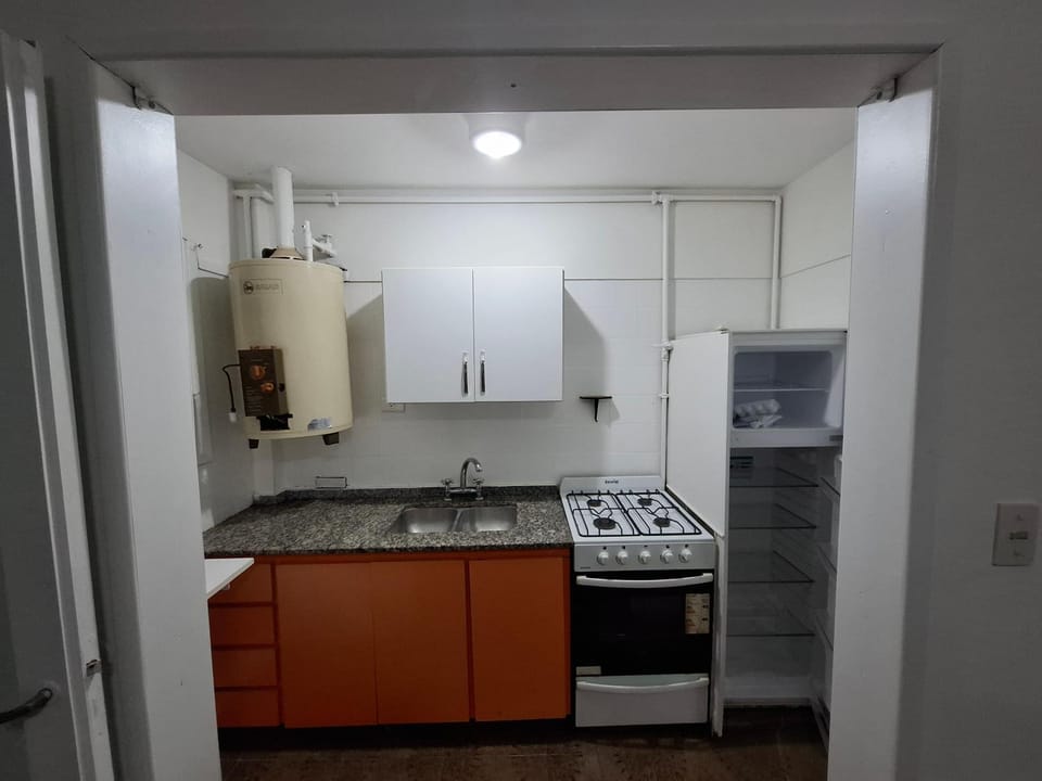 Departamento de 2 ambientes con patio y cochera privada dentro del edificio, a 2 cuadras del mar Apartment in Mar del Plata
