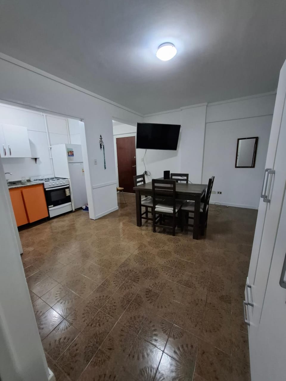 Departamento de 2 ambientes con patio y cochera privada dentro del edificio, a 2 cuadras del mar Apartment in Mar del Plata