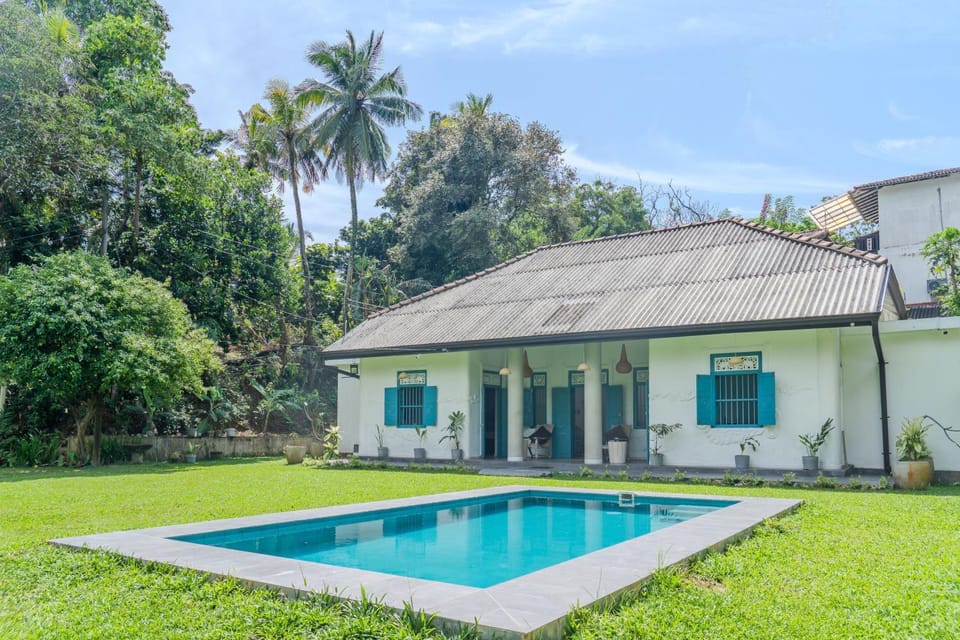 Property building, Garden, Garden view, Pool view, Swimming pool, sunbed