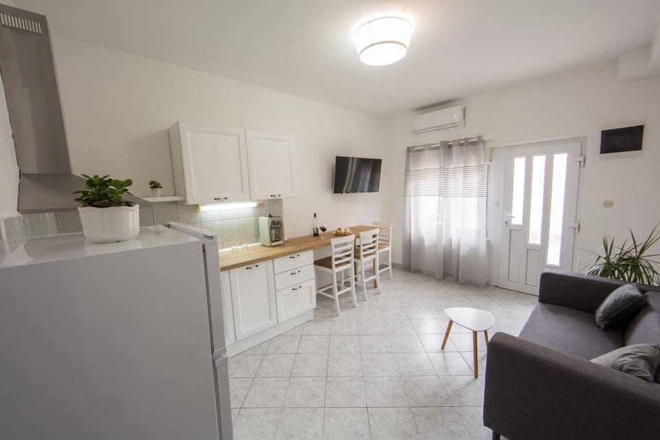 Coffee/tea facilities, Kitchen or kitchenette, Living room, Dining area