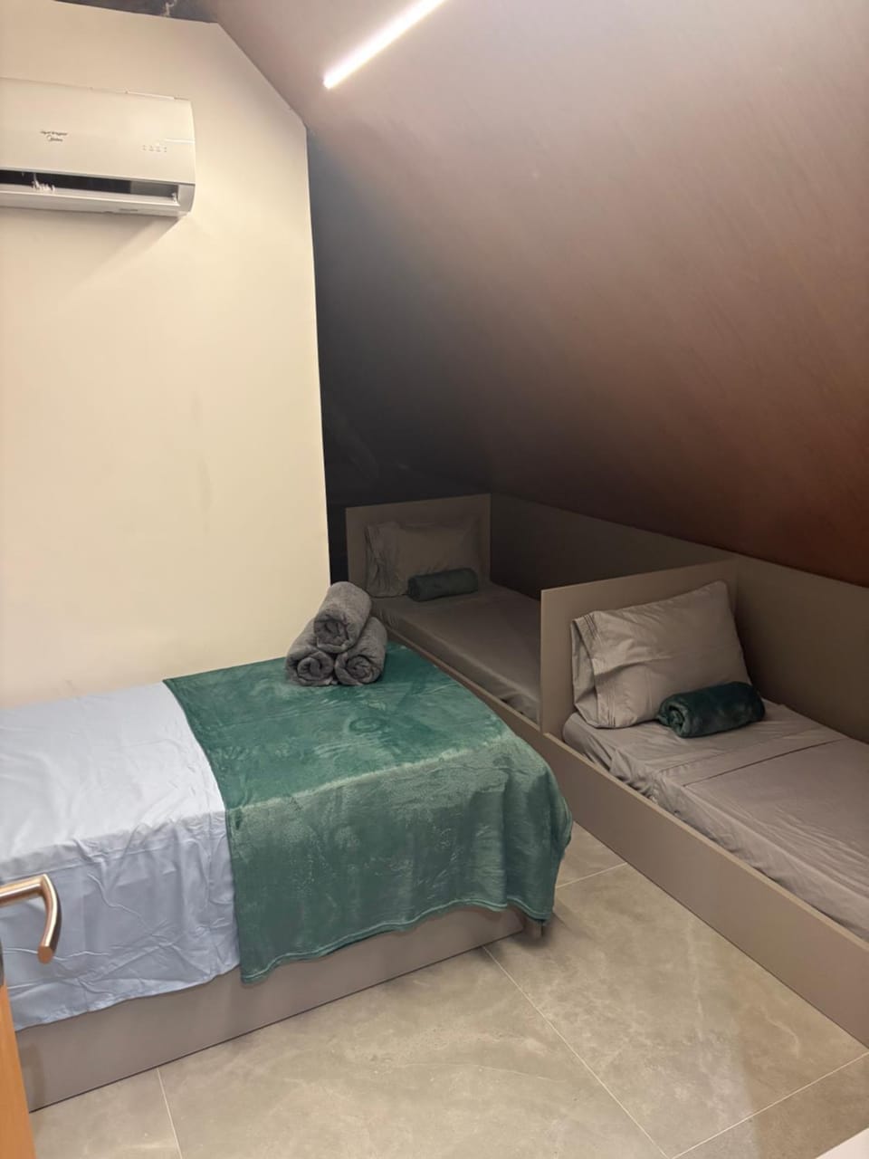 Bedroom, air conditioner