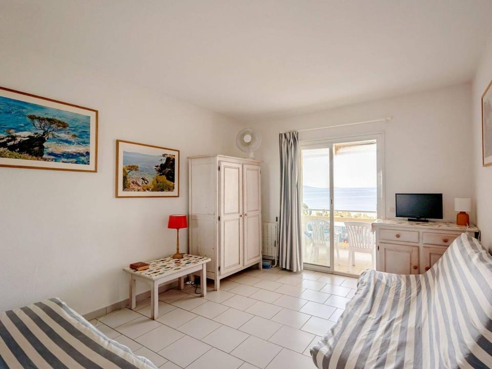 Appartement confortable avec terrasse, proche plages - FR-1-816-1 Apartment in Le Lavandou