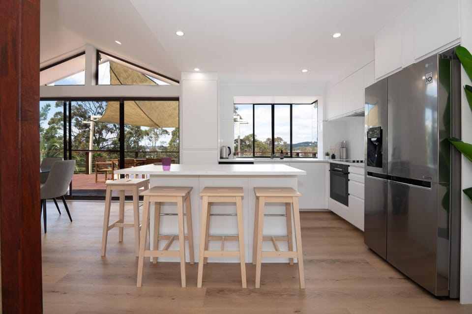 Kitchen or kitchenette, Dining area, dishwasher, oven