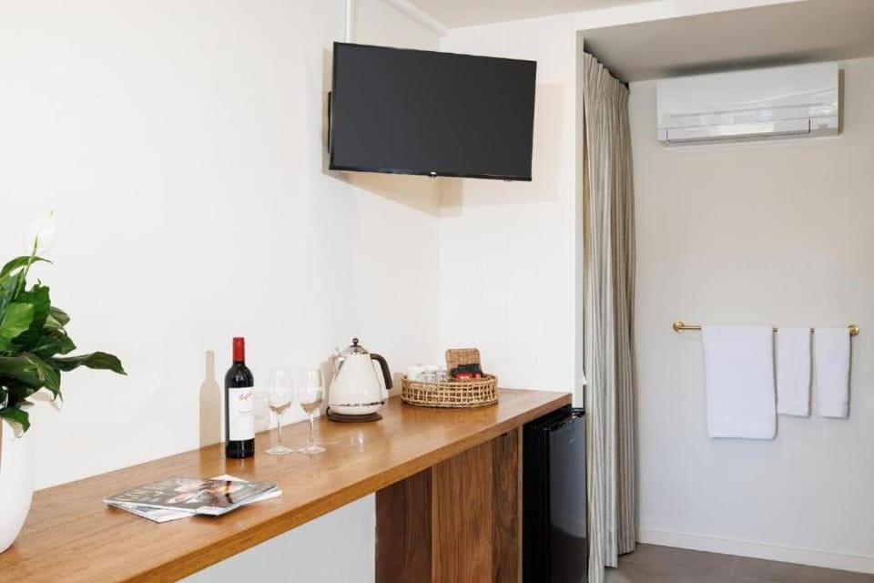 Kitchen or kitchenette, minibar, air conditioner