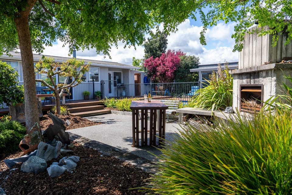 Property building, Patio, BBQ facilities, Garden, Garden, Garden view, Pool view, Swimming pool, fireplace, sunbed