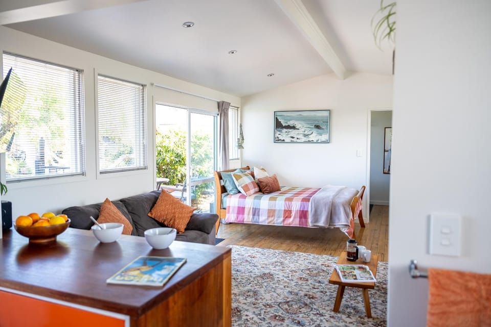 Bed, TV and multimedia, Living room, Photo of the whole room, Seating area, Bedroom, fireplace
