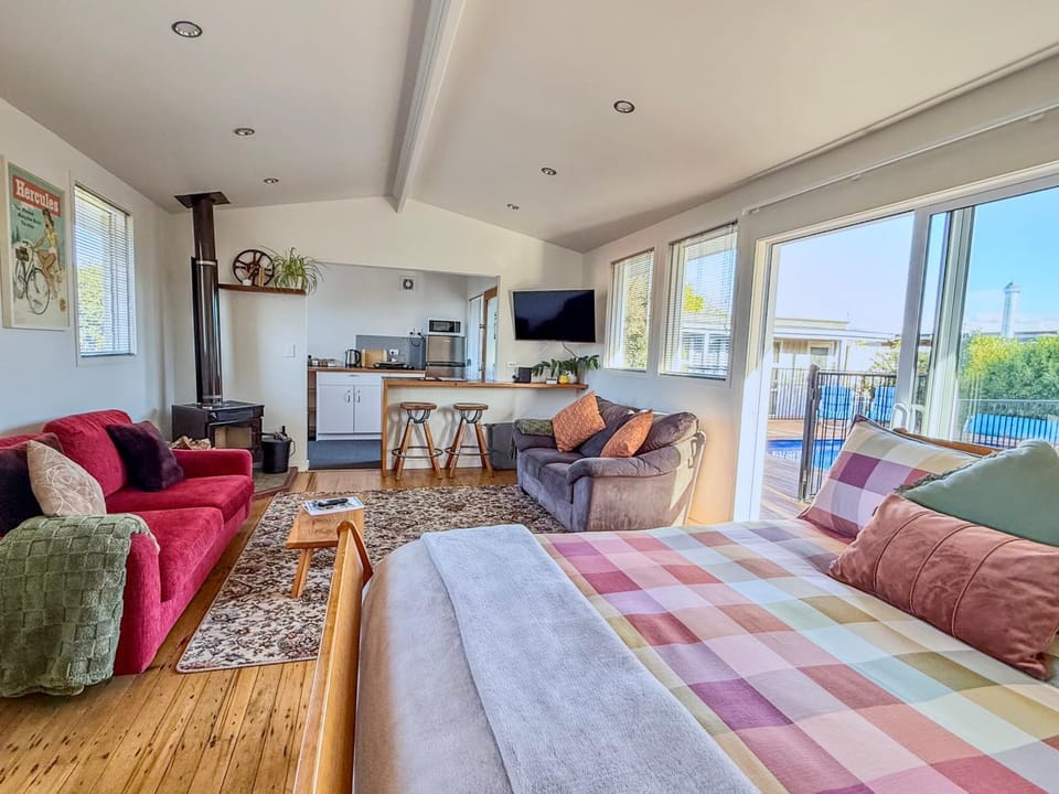 Bed, TV and multimedia, View (from property/room), Balcony/Terrace, Kitchen or kitchenette, Living room, Photo of the whole room, Seating area, Bedroom