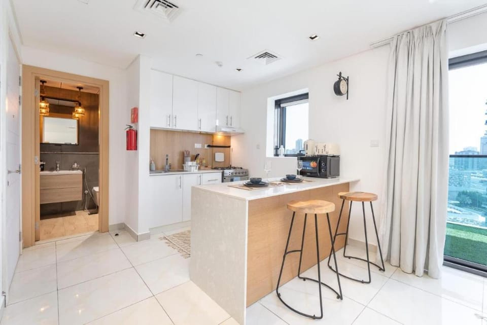 Coffee/tea facilities, Dining area, oven, stove, toaster