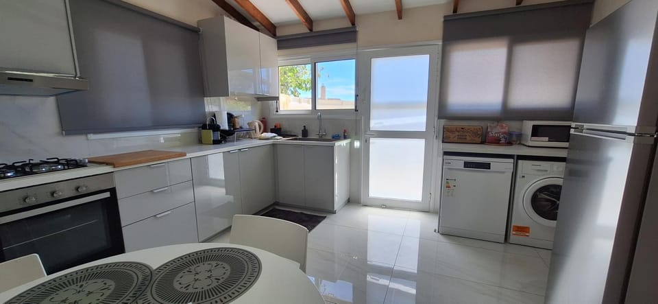 Kitchen or kitchenette, Breakfast, dishwasher, washing machine