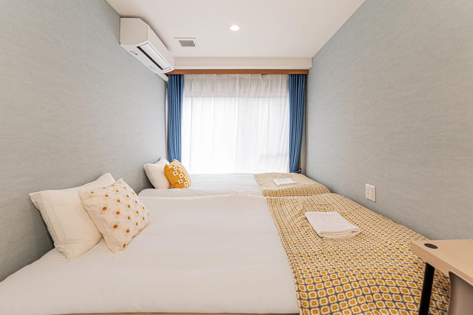 Bedroom, towels