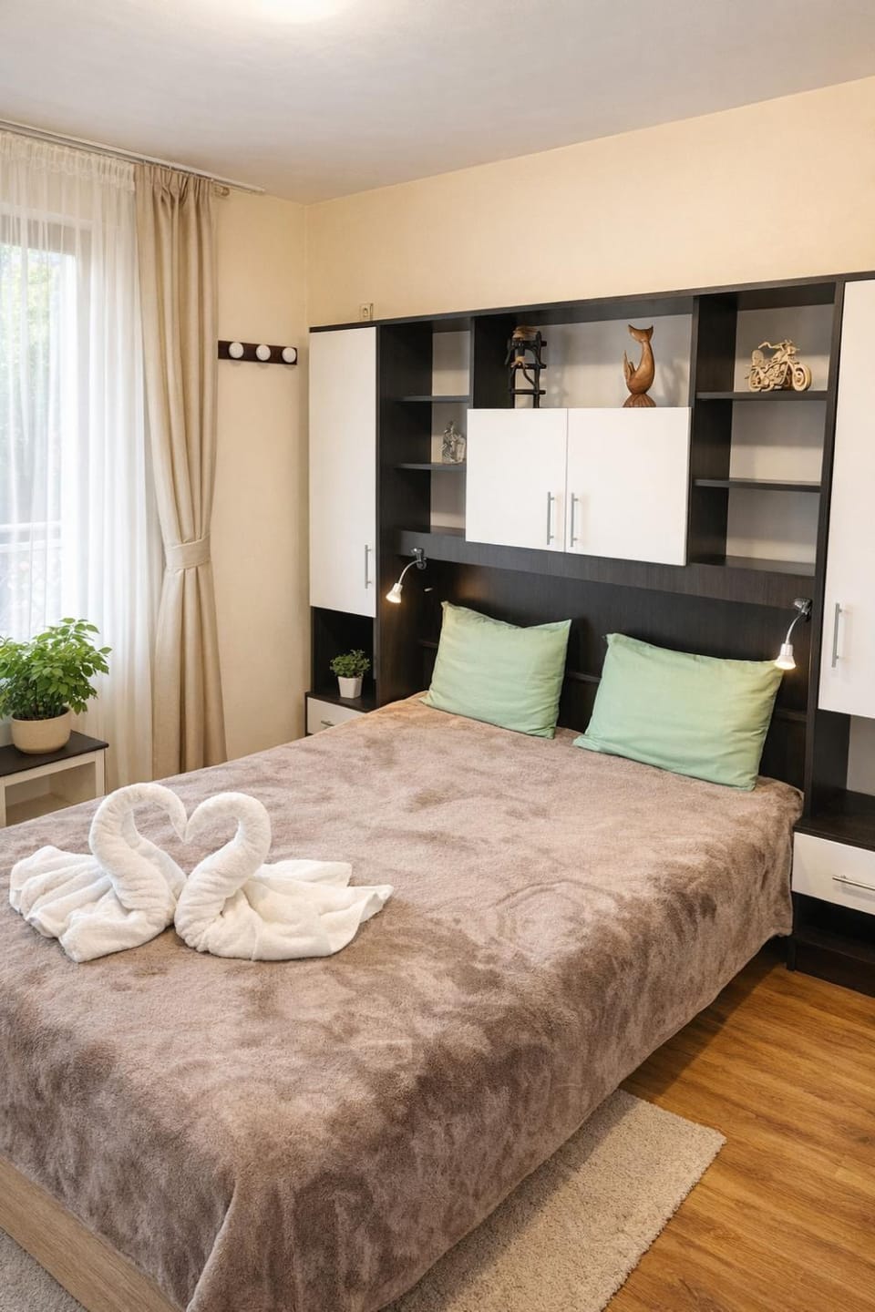 Bed, Bedroom, towels