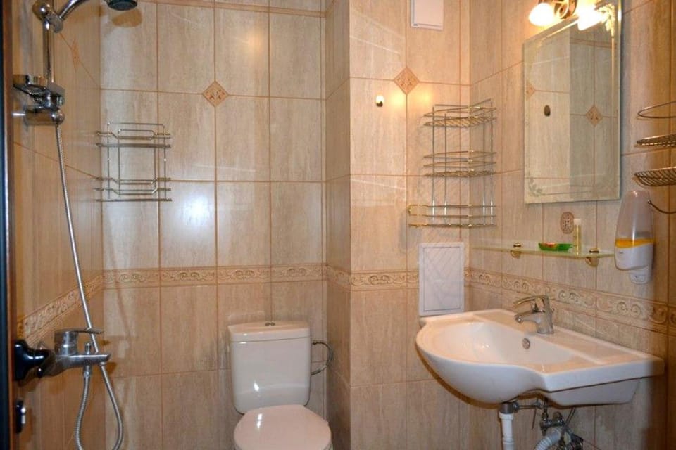 Shower, Toilet