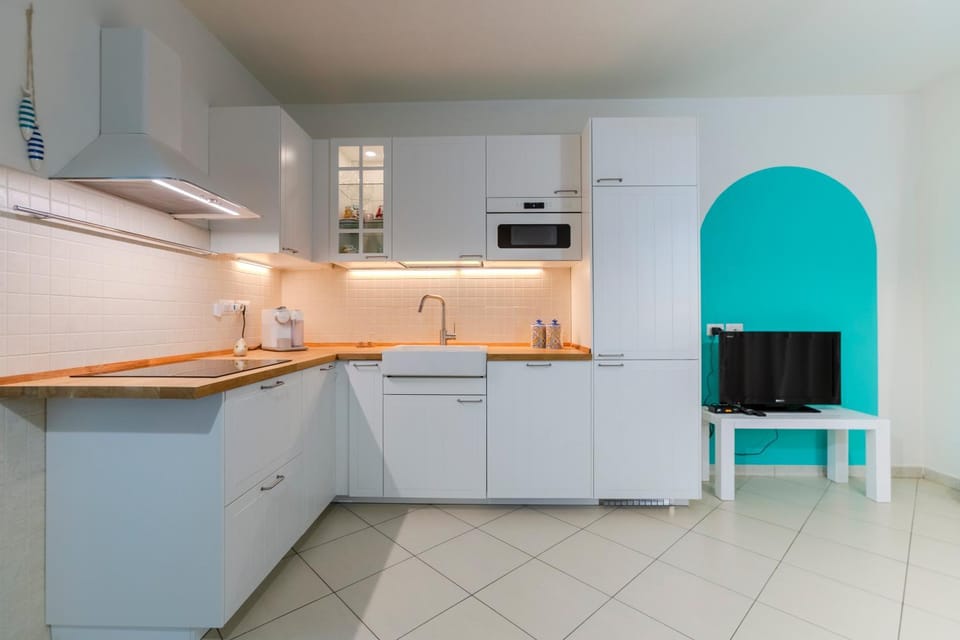 Kitchen or kitchenette, dishwasher, oven, stove