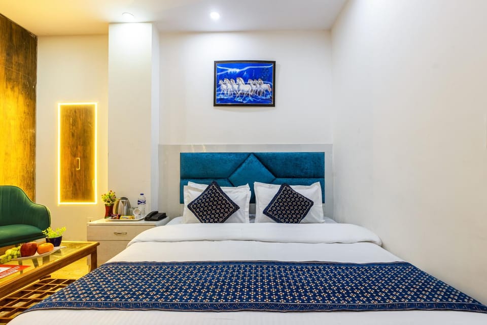 Bed, TV and multimedia, Photo of the whole room, Seating area, Bedroom