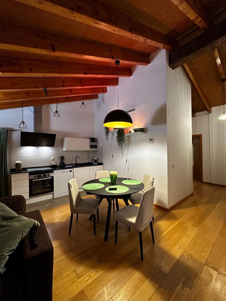 Kitchen or kitchenette, Dining area