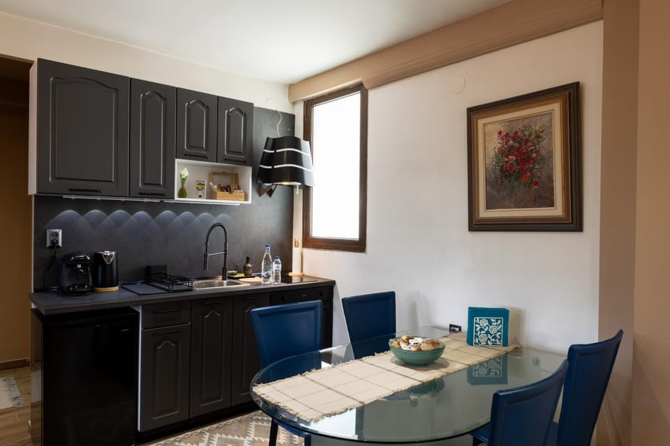 Coffee/tea facilities, Kitchen or kitchenette, Dining area, oven, pet friendly, stove