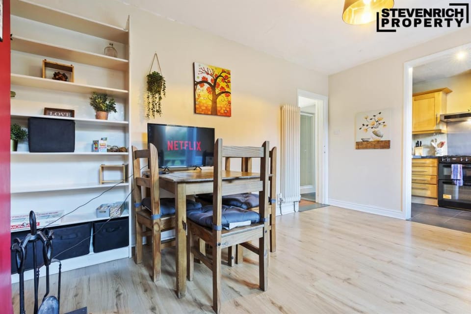 Group Stays, 4 Bedroom, Spacious Home in BS4, Van & Car Parking, Sleeps 7 House in Bristol