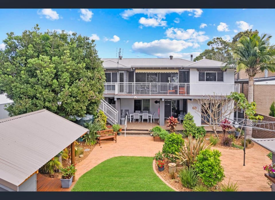 Berkeley Waterfront - Family & Pet Paradise House in Berkeley Vale