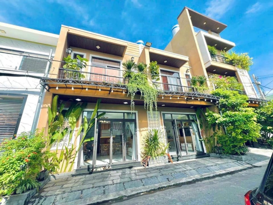 Property building, Spring, Day, Neighbourhood, Garden, View (from property/room), Balcony/Terrace, City view, Street view, Quiet street view, Inner courtyard view, Parking